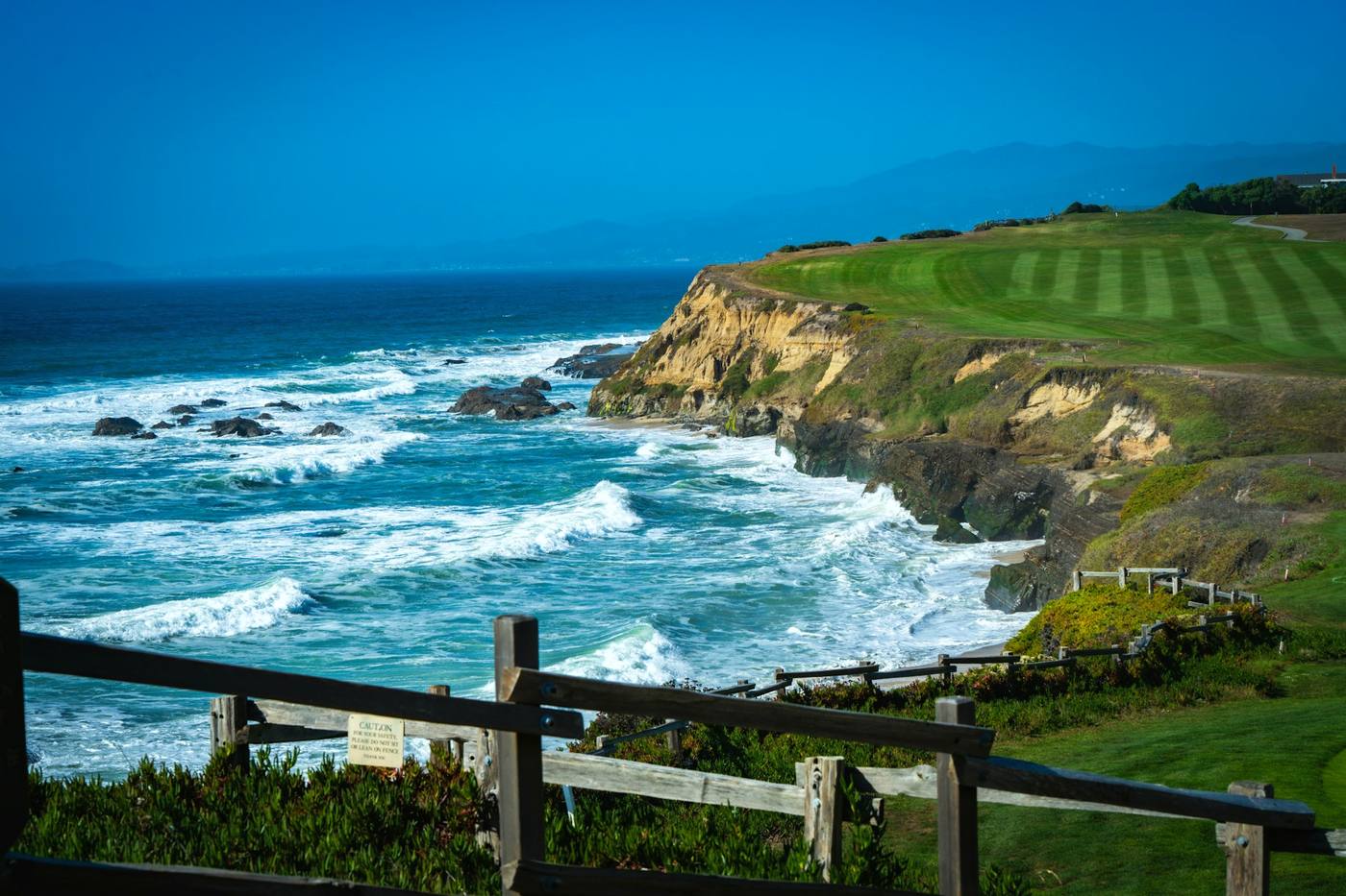 A clifftop golf course above the ocean